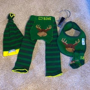 Izzy&Owie 4 pc Moose set: Socks, hat, bib, pants